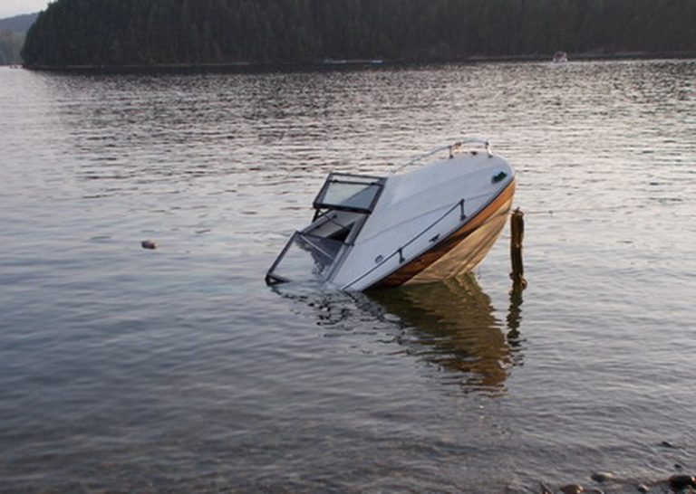 Minor injuries in McIvor Lake boating collision