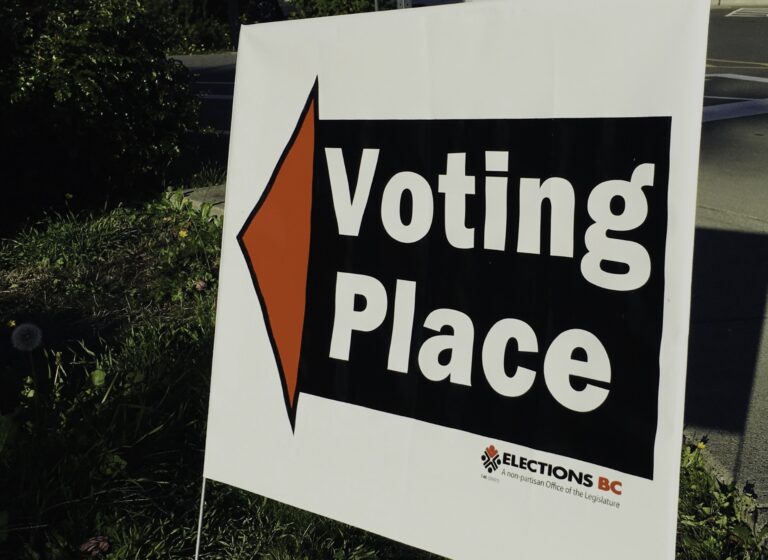 Poll shows NDP with slim lead as people turn out for advance voting