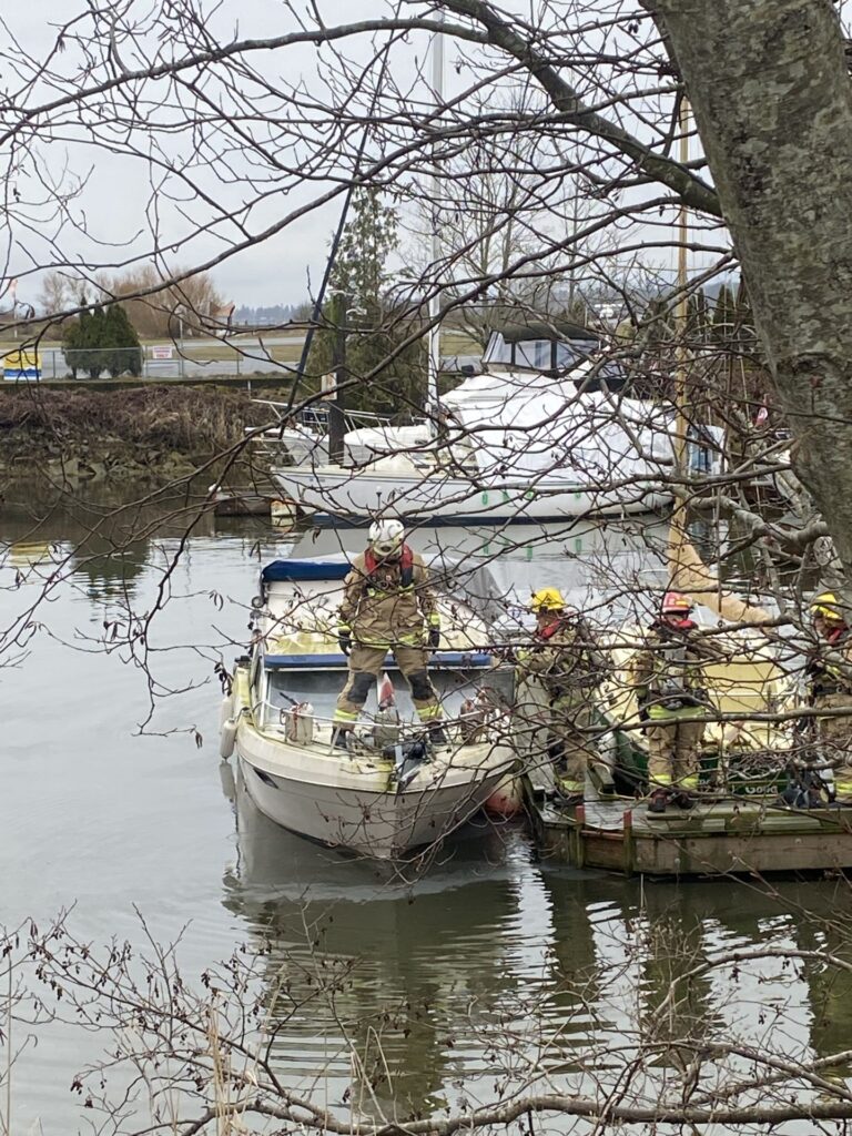 Small boat fire leads to minimal damage at the Courtenay Marina Park